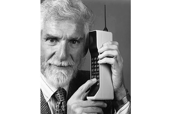 Telefonia mobilă sărbătoreşte 40 de ani de la primul apel